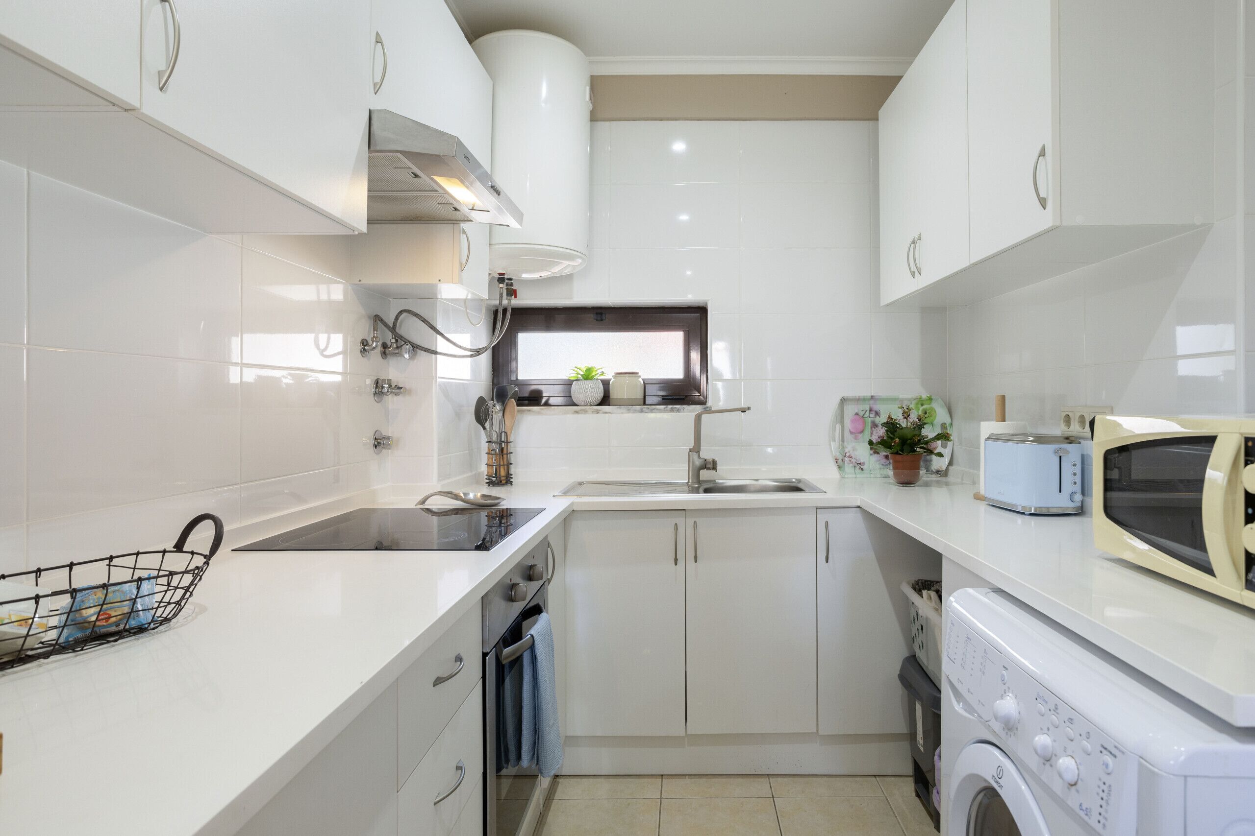 Kühlschrank, Mikrowelle, Ofen, Wasserkocher mit Kaffee-/Teezubehör