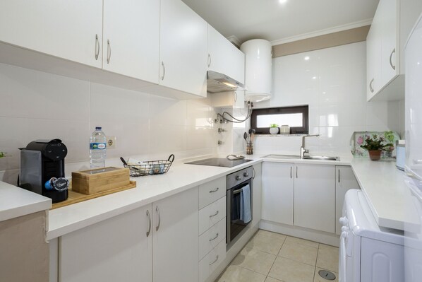 Réfrigérateur, four à micro-ondes, un four, cafetière-théière