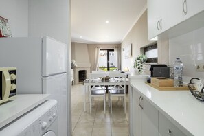 Fridge, microwave, oven, coffee/tea maker - Hopstays - Forte Beach Retreat (Albufeira)