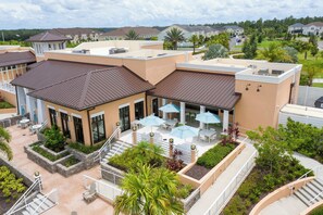Une terrasse sur le toit, avec des sièges extérieurs et une vue sur les immeubles résidentiels environnants.