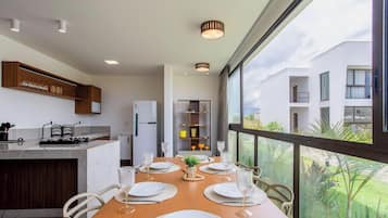 Basic Apartment | Dining