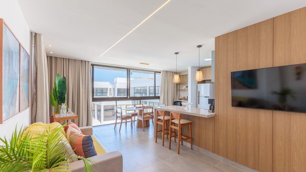 Un apartamento moderno con comedor, cocina y sala de estar.