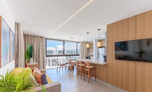 A modern apartment with a dining area, kitchen, and living space. - Modern and Sophisticated Apartments Near the Beach in Marau VLL (Maraú)