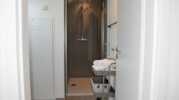 Secador de cabelo, toalhas de banho, sabonete, shampoo