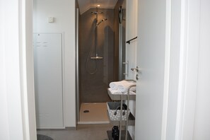 Hårtork, handdukar, tvål och schampo