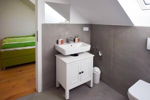 Een haardroger, handdoeken, zeep, toiletpapier