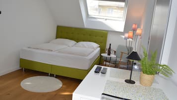 Travel crib, free WiFi, bed sheets