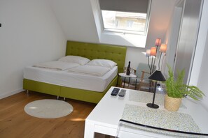 Travel crib, free WiFi, bed sheets