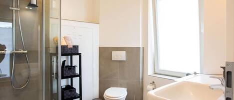 Dusche, Haartrockner, Handtücher, Seife