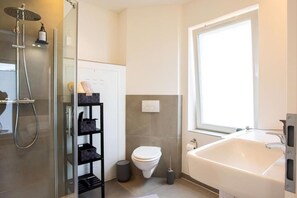Dusche, Haartrockner, Handtücher, Seife
