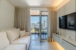 Apartamento básico | Área de estar | TV