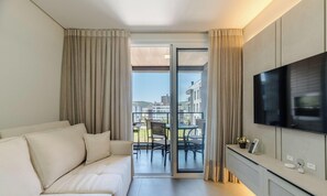 Basic Apartment | Living area | TV - Cond Apartments Vila do Lago in Jurere - VLO (Florianópolis)