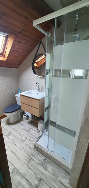 Een douche, handdoeken, toiletpapier