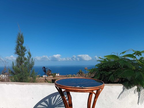 Ocean views, large garden and private parking, 10min from San Marco Beach.