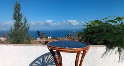 Ocean views, large garden and private parking, 10min from San Marco Beach.