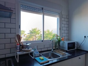 Jääkaappi, mikroaaltouuni, liesi, kahvin-/teenkeitin