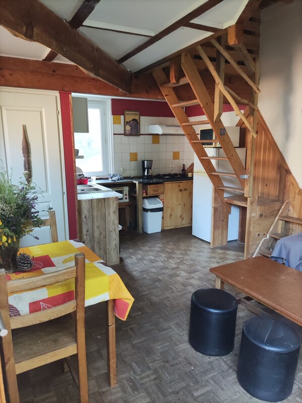 Dining - Atypical cottage in the forest with artist's studio! (Moustey)