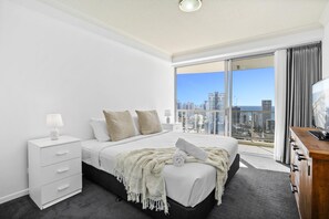 3 bedrooms, in-room safe, iron/ironing board, free WiFi - Comfy 3 Bedroom Ocean View Unit at Chevron - Q Stay (Surfers Paradise)