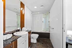 Douche, sèche-cheveux, serviettes fournies, savon