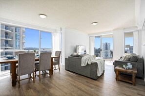 TV - Cozy 3 Bedroom 2 Bathroom Ocean View Unit - Q Stay (Surfers Paradise)