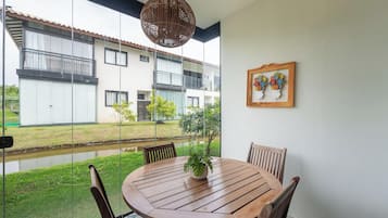 Basic Apartment | Outdoor dining