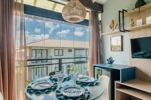 Basic Apartment | Dining