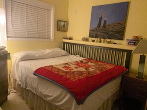 2 bedrooms, iron/ironing board, WiFi, bed sheets - 900 Sqft walkout suite (Calgary)