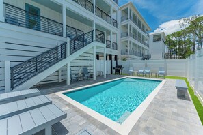 Una piscina al aire libre, una piscina climatizada