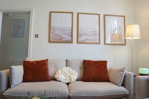 Smart TV, books - Blue Chester | 3-Bed Stylish Stay • Patio • Wi-Fi • Walk to City Centre (Chester)