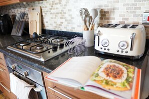 Réfrigérateur, four à micro-ondes, un four, surface de cuisson