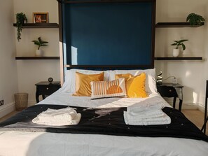 3 bedrooms, desk, iron/ironing board, travel cot - Blue Chester | 3-Bed Stylish Stay • Patio • Wi-Fi • Walk to City Centre (Chester)