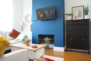 Smart TV, books - Blue Chester | 3-Bed Stylish Stay • Patio • Wi-Fi • Walk to City Centre (Chester)