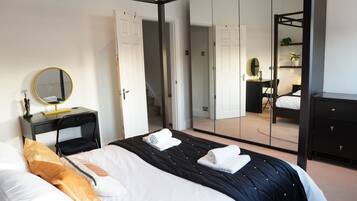 3 bedrooms, desk, iron/ironing board, travel crib