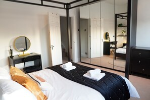 3 chambres, bureau, fer et planche à repasser, lit de bébé portatif