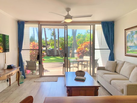 Smart TV, books. Locally-owned, eco-friendly condo on Road to Hāna. 2-min walk to beach & seafood