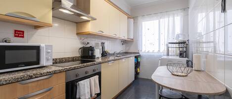 Geladeira, micro-ondas, fogão, cooktop