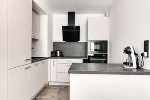 Kühlschrank, Mikrowelle, Ofen, Herdplatte