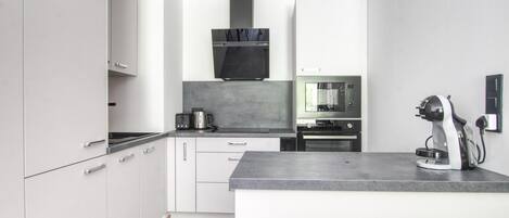 Réfrigérateur, micro-ondes, four, lave-vaisselle