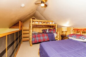 4 habitaciones, escritorio y tabla de planchar con plancha 