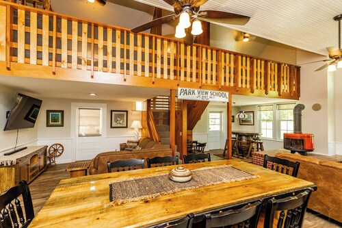 Devil's Lake Schoolhouse-walk to beach and restaurants!