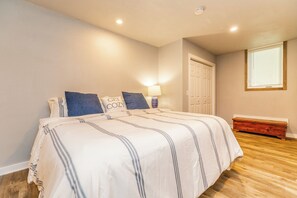 4 bedrooms, desk, travel cot, free WiFi - Devil's Lake Schoolhouse-walk to beach and restaurants! (Baraboo)