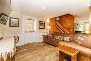 Smart TV, books - Devil's Lake Schoolhouse-walk to beach and restaurants! (Baraboo)