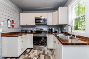 Fridge, microwave, oven, stovetop - Devil's Lake Schoolhouse-walk to beach and restaurants! (Baraboo)