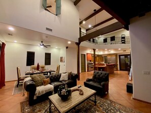 Smart TV, fireplace, books - Hacienda Valentine-Spanish Colonial Masterpiece in Tempe (Tempe)