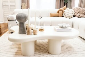 Smart-TV, Kamin, Stereoanlage