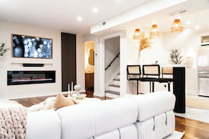 Smart TV, chimenea y estéreo