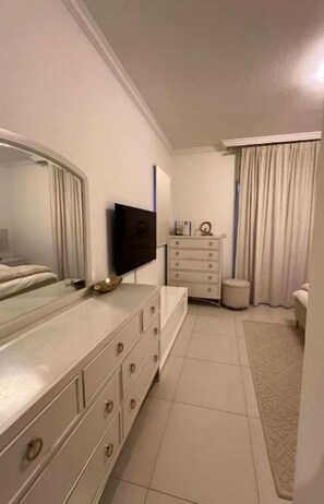 2 bedrooms, in-room safe, desk, iron/ironing board