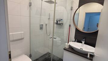 Serviettes fournies, savon, papier toilette