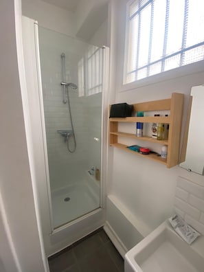 Shower, towels