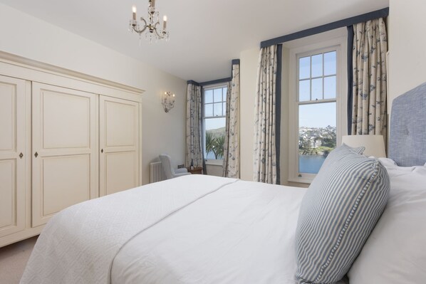 2 bedrooms, iron/ironing board, Internet, bed sheets